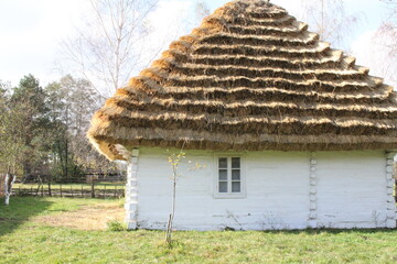 skansen stary dom drewniany drewno słoma dach słomiany 