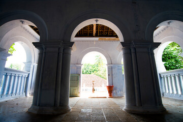 Fototapeta na wymiar beau temple traditionnel bouddhiste blanc du sud du Sri Lanka