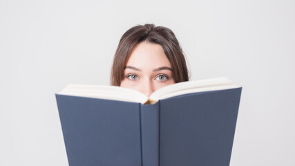 Junges Mädchen mit schönen Augen liest ein Buch