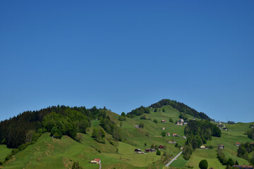 Fototapeta na wymiar Landschaftsidylle im Appenzellerland in der Schweiz 7.5.2020