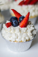 capcake with berries