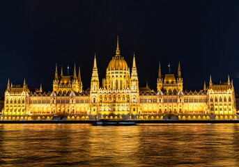Fototapeta premium Budapest Parlaiment at night