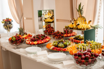 Obraz na płótnie Canvas Fruit slicing at the wedding buffet