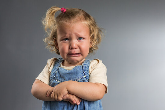 petite fille pleure, elle est triste et malheureuse