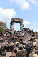 Porte sur un tas de blocs de pierres, temple de Prambanan, Indonésie