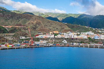 Fototapeta na wymiar Santa Cruz harbor with a volcano Caldereta and mountains on La Palma, Canary Islands