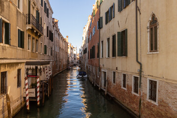 Fototapeta na wymiar Narrow canal in Venice between two buildings
