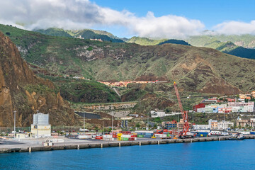 Fototapeta na wymiar Santa Cruz harbor with a volcano Caldereta and mountains on La Palma, Canary Islands