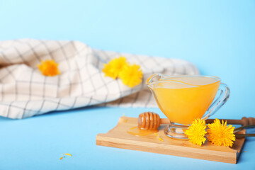 Obraz na płótnie Canvas Gravy boat of dandelion honey on color background