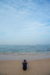 homme regardant la mer au Sri Lanka 