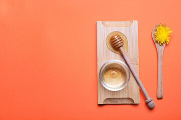 Fototapeta premium Tasty dandelion honey on color background