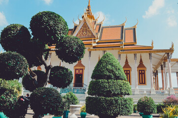 Palais royal de Phnom Penh et ses arbustres
