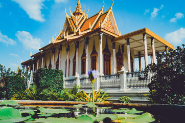 Obraz premium Splendide palais royal de Phnom Penh et belle piscine 