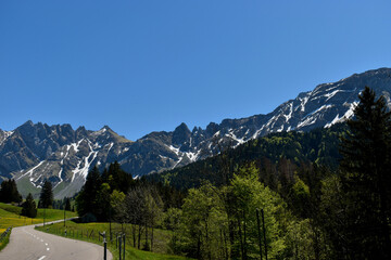 Fototapeta na wymiar Alpstein Gebirgskette in der Ostschweiz 7.5.2020