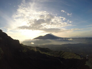 Fototapeta premium Lever de soleil au mont Batur à Bali, Indonésie 