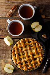 Apple pie with fresh apple slices