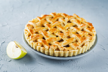 Apple pie with fresh apple slices
