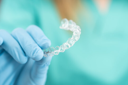 Alineador dental transparente e invisible para tratamiento de ortodoncia