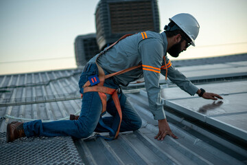 Trabajador revisando paneles solares