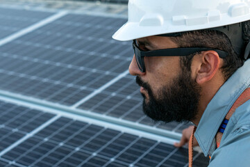 Trabajador revisando paneles solares