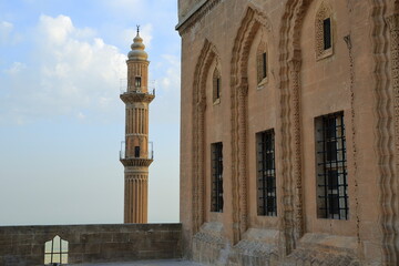 Obraz premium Old city Mardin. Turkey - View of the original cut stone structures and minarets that survived to date with its excellent structure. These structures are about 500 years old.