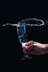 Vaso de vidrio con agua en movimiento