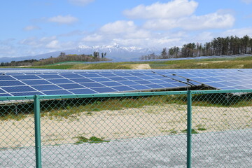 大量の太陽電池パネル