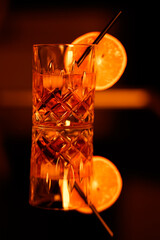 Whiskey mit Orange mit warmen Licht beleuchtet
