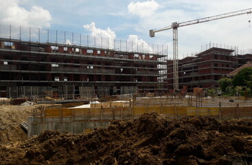 Cantiere edile in estate - gru e ponteggio