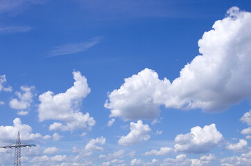 Wolken am blauen Himmel