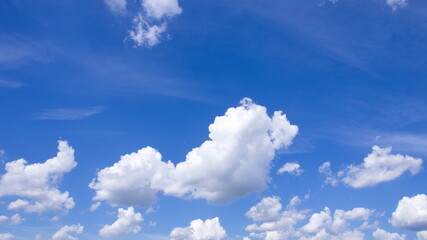 Naklejka na ściany i meble Wolken am blauen Himmel