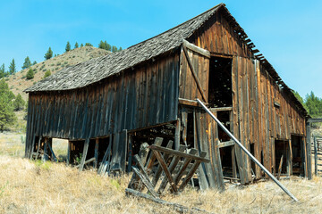 Naklejka premium Dilapidated barn at an abandoned ranch in central Oregon, USA