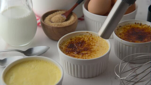 torching cassonade brown sugar of creme brulee