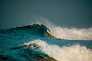 Naklejka premium Epic wave curl. Crushing ocean wave. Splashing wave. Magic of the ocean. Surfing wave in Sri Lanka