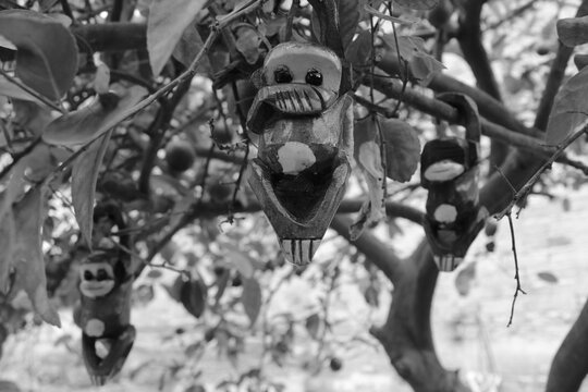 Simios artesanales de madera adornando el &aacute;rbol del jard&iacute;n 
