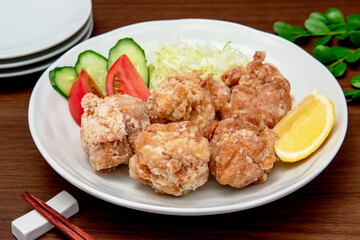 唐揚げと野菜サラダ