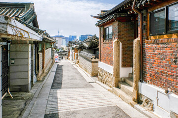 Naklejka premium Wioska Bukchon Hanok i wieża Seul w świetle dziennym w Seulu, w Korei Południowej.