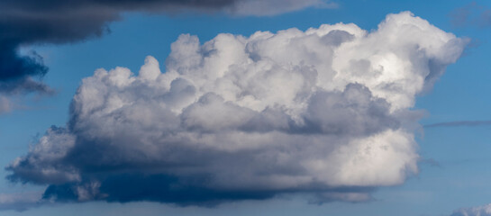 Fototapeta premium clouds in the sky making shapes and drawings with various colors
