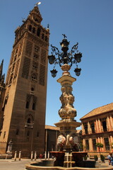 Fototapeta na wymiar fountain in front of Giralda tower, Seville