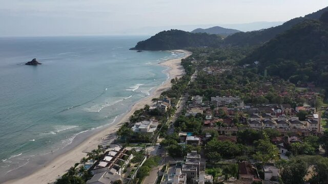 imagem aérea da praia de Juquehy, litoral Norte de São Paulo. Praia vazia com águas limpas e calmas. 