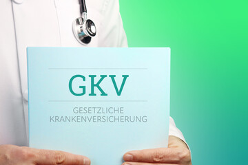 GKV (Gesetzliche Krankenversicherung). Arzt (männlich) mit Stethoskop hält medizinischen Bericht...