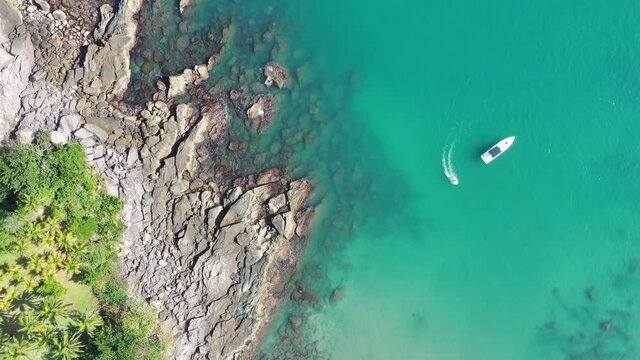 Imagens a&eacute;reas da linda praia de Calhetas, litoral Norte de S&atilde;o Paulo, incluindo vegeta&ccedil;&atilde;o da mata Atl&acirc;ntica, lancha e jetsky.