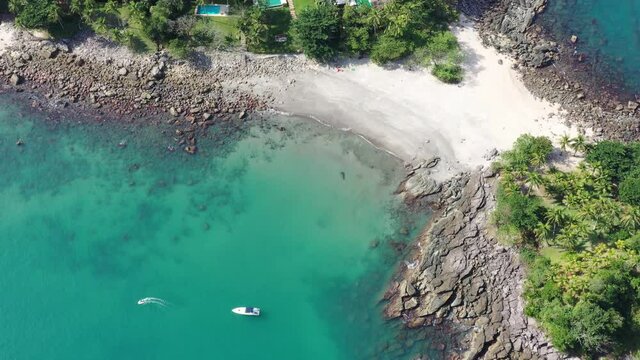 Imagens a&eacute;reas da linda praia de Calhetas, litoral Norte de S&atilde;o Paulo, incluindo vegeta&ccedil;&atilde;o da mata Atl&acirc;ntica, lancha e jetsky.