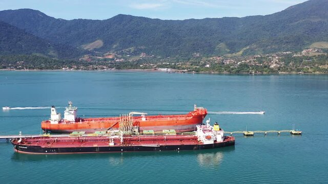 imagem a&eacute;rea da cidade de S&atilde;o Sebasti&atilde;o, litoral Norte de S&atilde;o Paulo, incluindo navios, barcos, regi&atilde;o central,  &aacute;rea portu&aacute;ria e praia do centro.