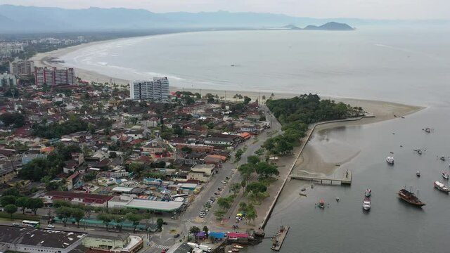 Imagem a&eacute;rea do canal de Bertioga, litoral Norte de S&atilde;o Paulo, incluindo a ponta da praia no centro, forte S&atilde;o Jo&atilde;o e a cidade.