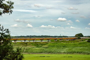 利根川を渡る常磐高速道路の遠景