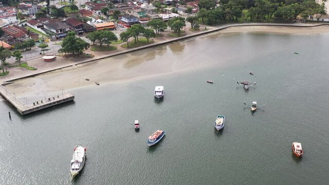 Imagem a&eacute;rea de barcos de pesca e p&aacute;ssaros  sobrevoando