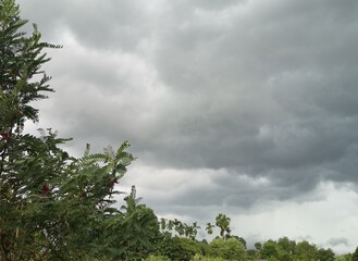 Obraz premium Dirty clouds in the sky before rain.