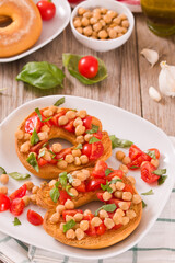 Friselle with tomatoes and chickpeas.
