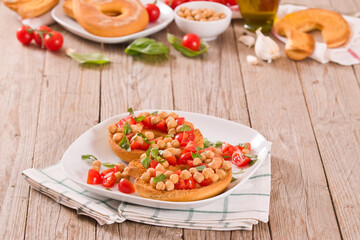 Friselle with tomatoes and chickpeas.
